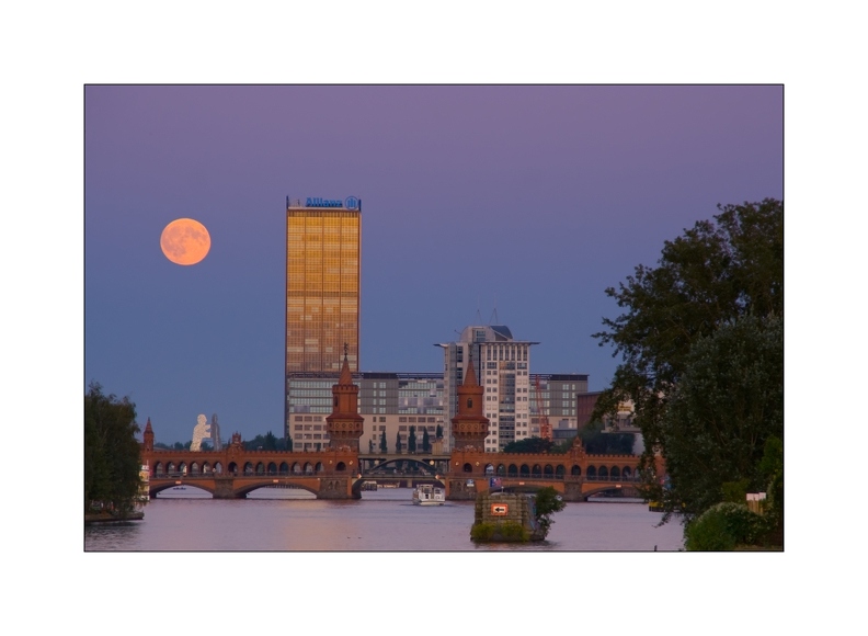 Oberbaumbrücke August 2009 mit Vollmond.jpg